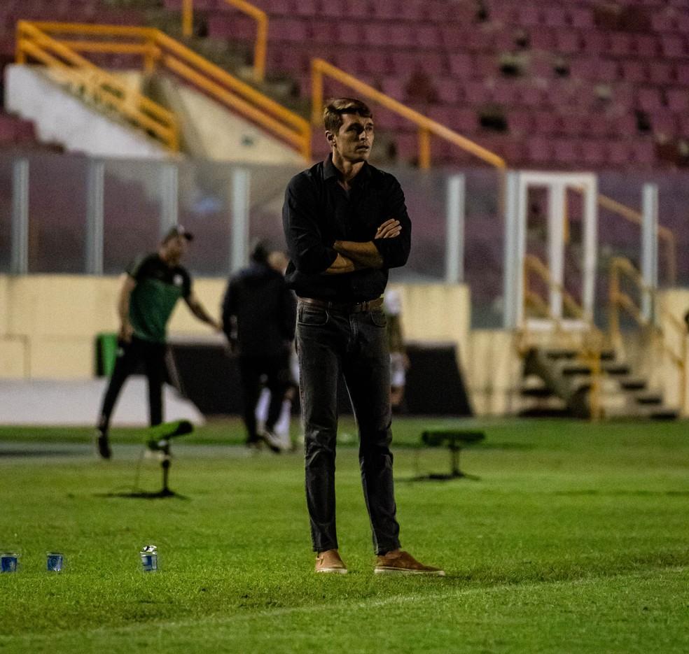 Thiago Gomes estreou como técnico do Confiança