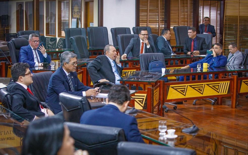 Deputados devem ler a proposta em plenária na terça (19)