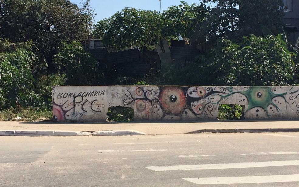 Muro de comunidade em Guarulhos tem pichação com a sigla do Primeiro Comando da Capital (PCC)