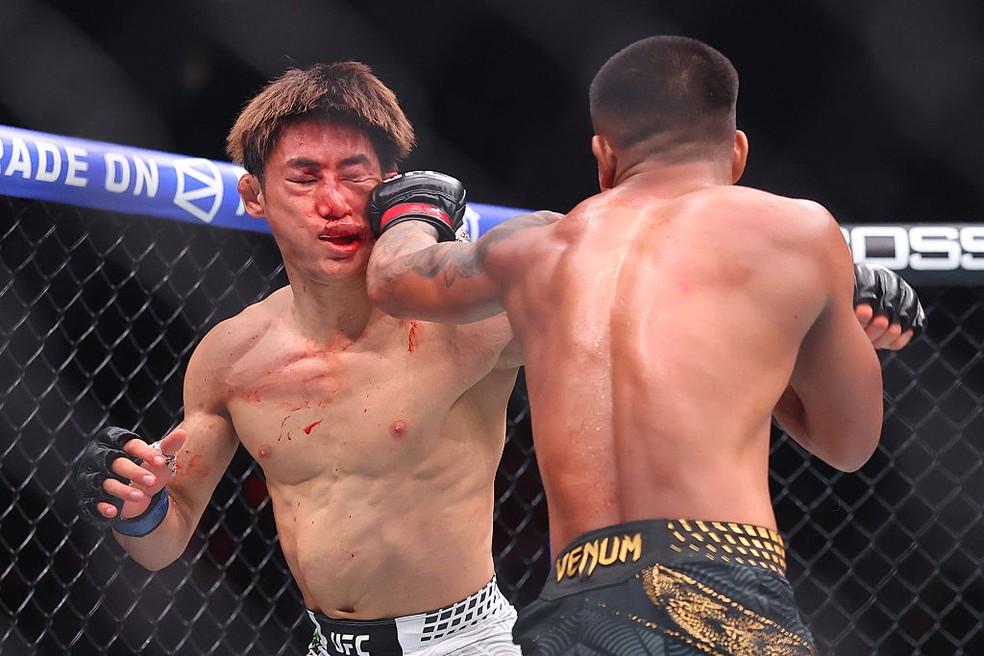 Joshua Van trocando golpes com Tatsuro Taira