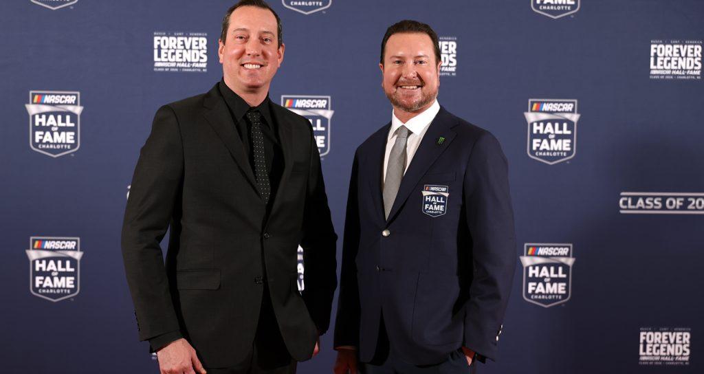 Kyle Busch e seu irmão Kurt Busch na cerimônia de indução ao Hall da Fama da NASCAR