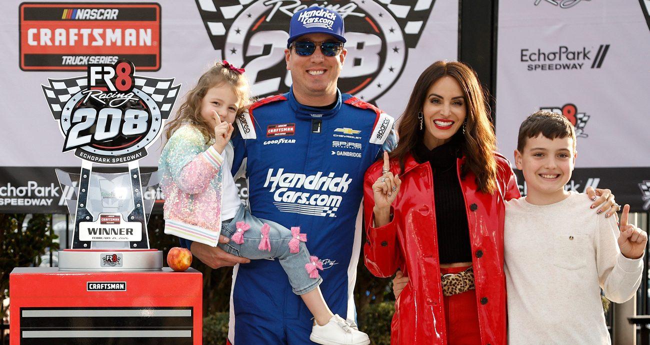 Kyle Busch celebra vitória com sua família