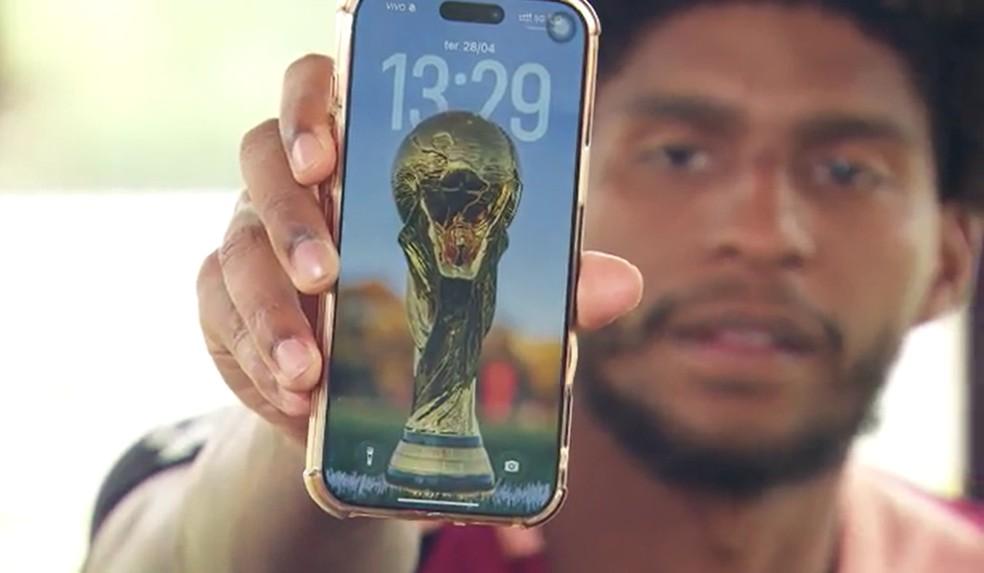 Hugo Souza exibe proteção de tela do celular com foto de troféu da Copa do Mundo