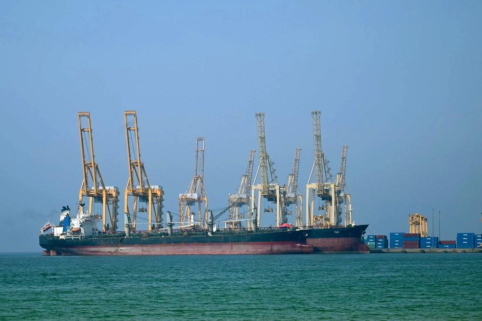 Petroleiro no Terminal de Contêineres de Khorfakkan, nos Emirados Árabes Unidos