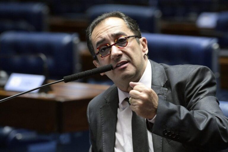 Justiça rejeita ação de Kajuru contra Gustavo Gayer por danos morais