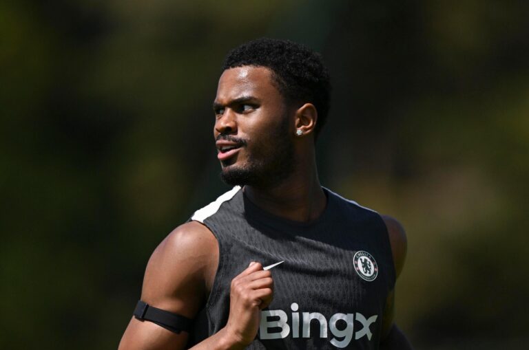 Jorrel Hato é eleito pela torcida do Chelsea para jogar contra o Sunderland