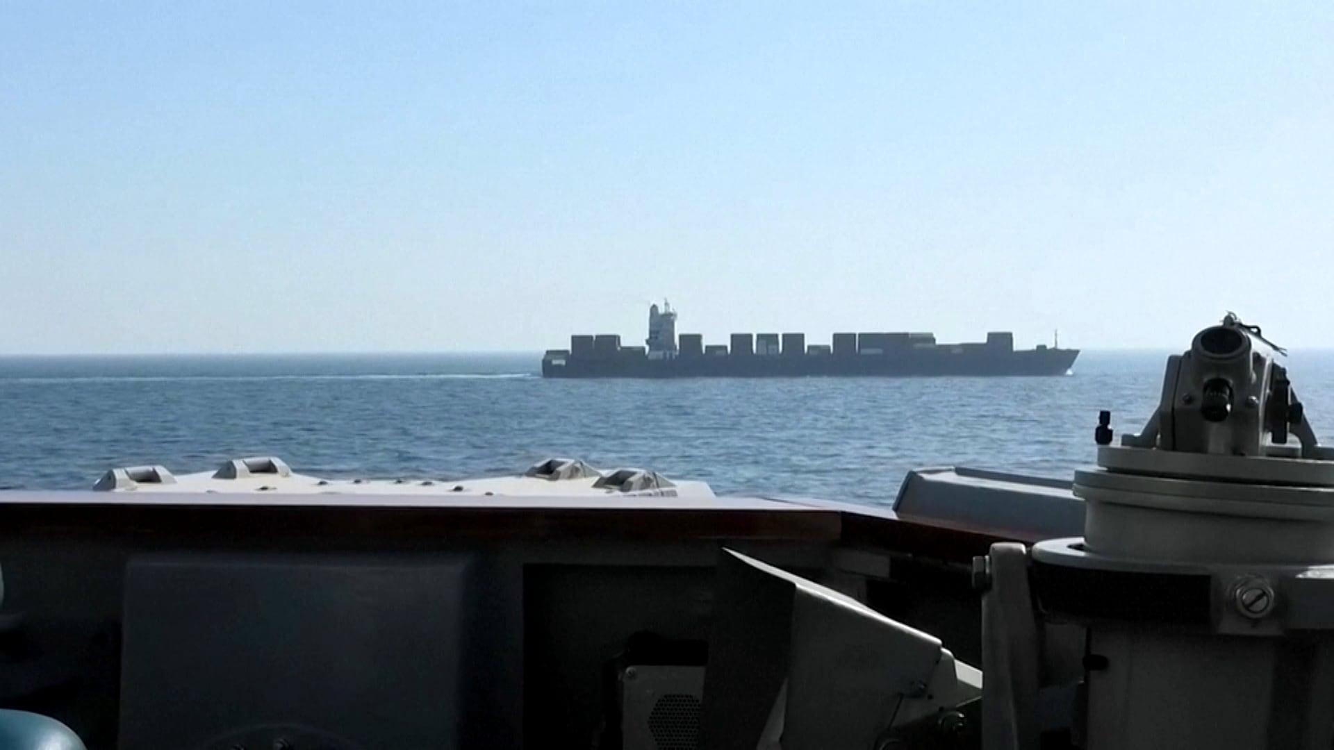 Vista a partir do convés de uma embarcação militar