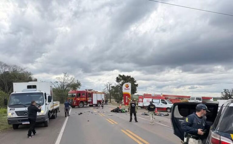 Motorista se ajoelha e ora ao lado de motociclista morto em acidente no Rio Grande do Sul