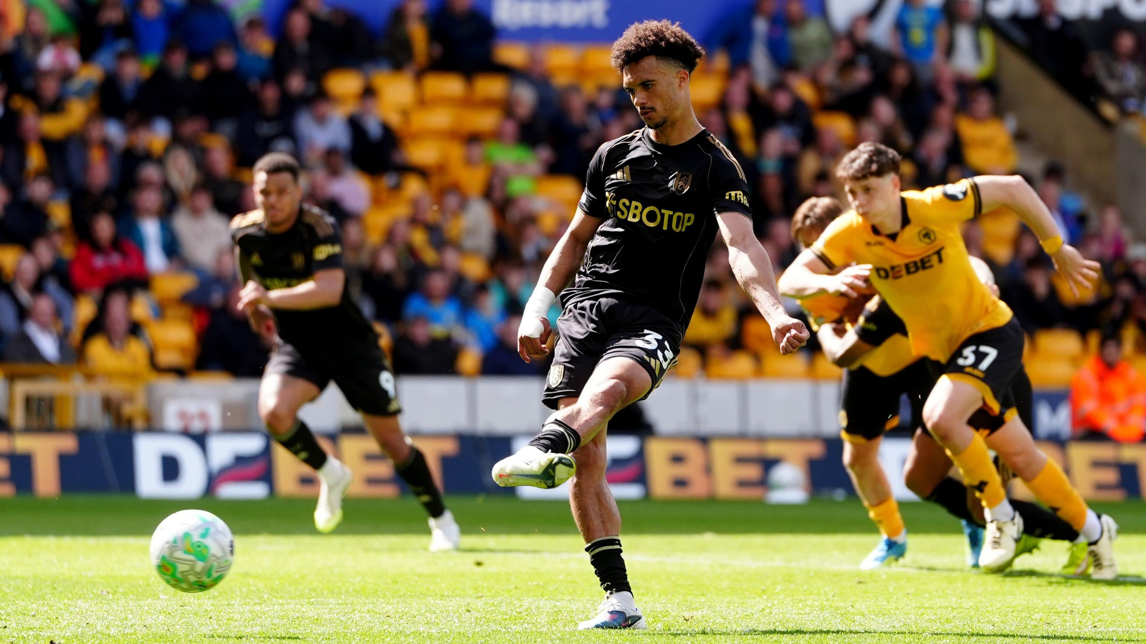 Antonee Robinson marca pênalti no jogo entre Fulham e Wolves
