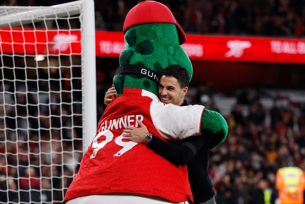 Mikel Arteta é abraçado pelo mascote do Arsenal