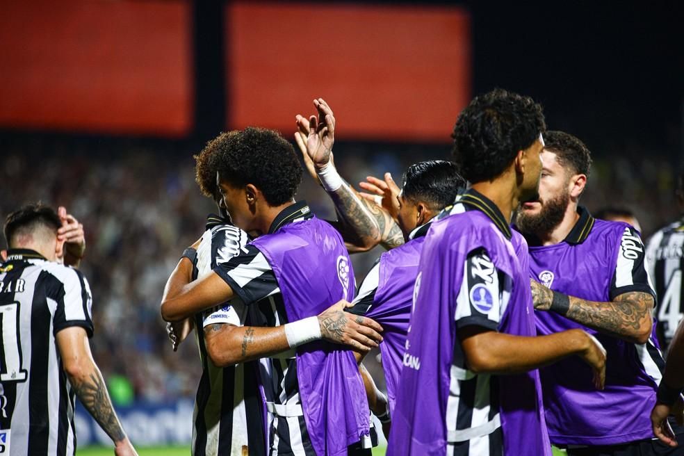 Neymar abraça Robinho Jr. após gol do Santos contra o Recoleta