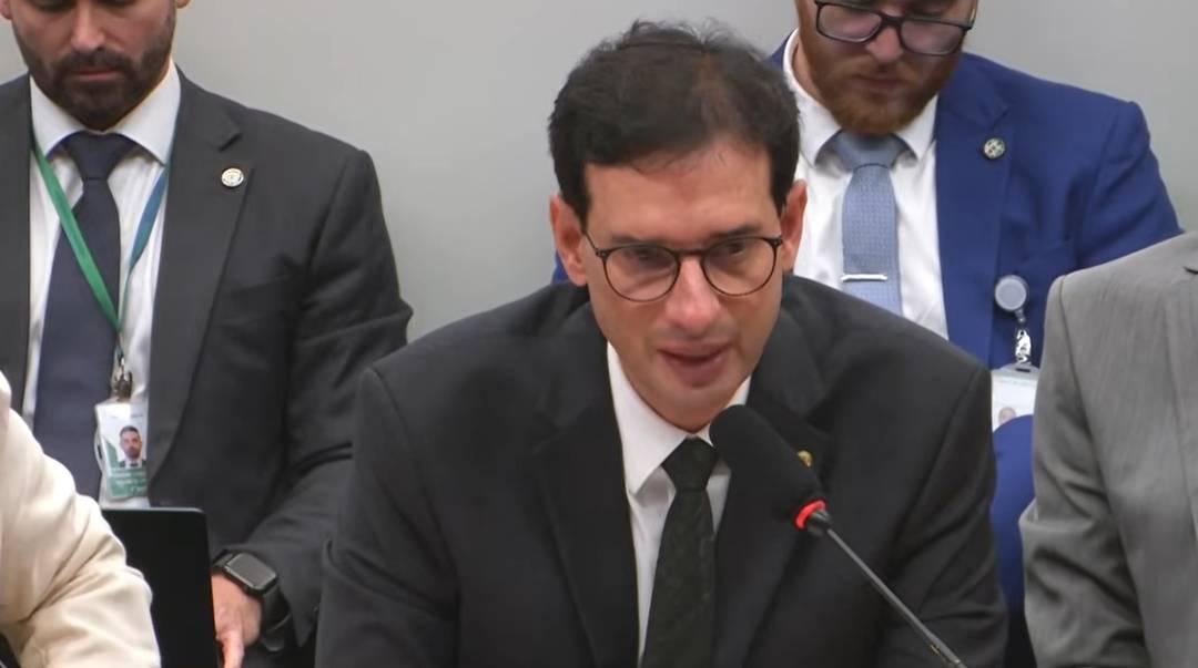 Relator Leo Prates lê relatório sobre o fim da escala 6x1.