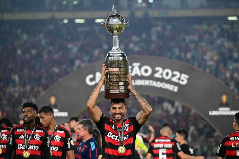Jogador do Flamengo celebrando a vitória na Libertadores