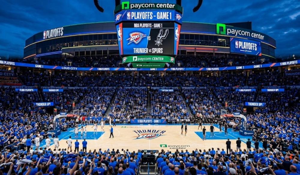 Quadra do Paycom Center iluminada para o Jogo 1 dos playoffs da NBA entre Thunder e Spurs.