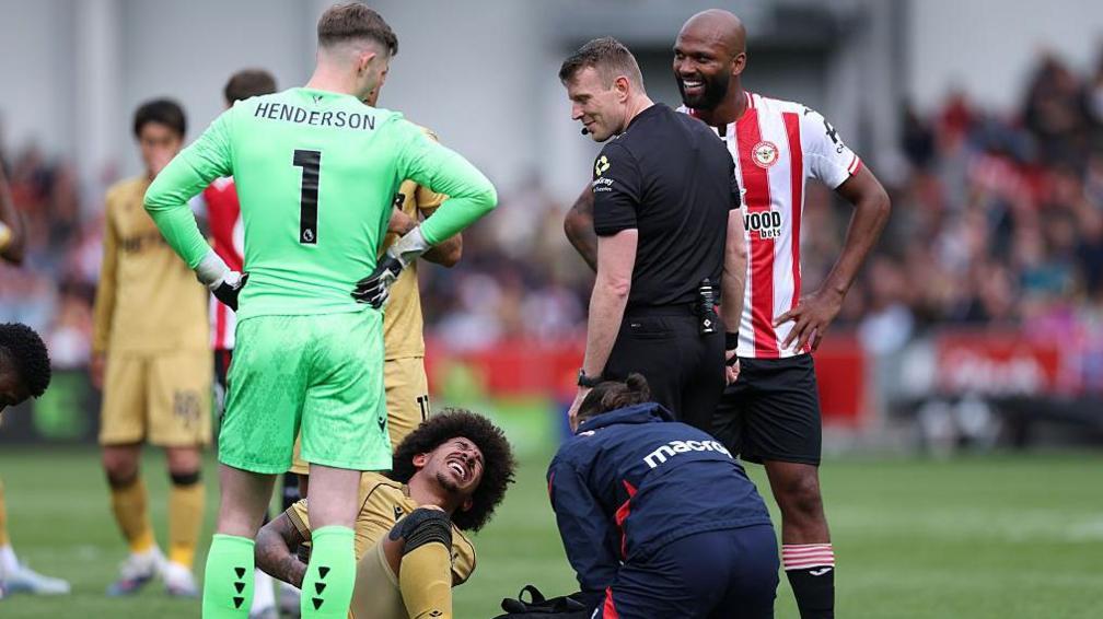 Chris Richards se machuca durante o jogo do Crystal Palace.
