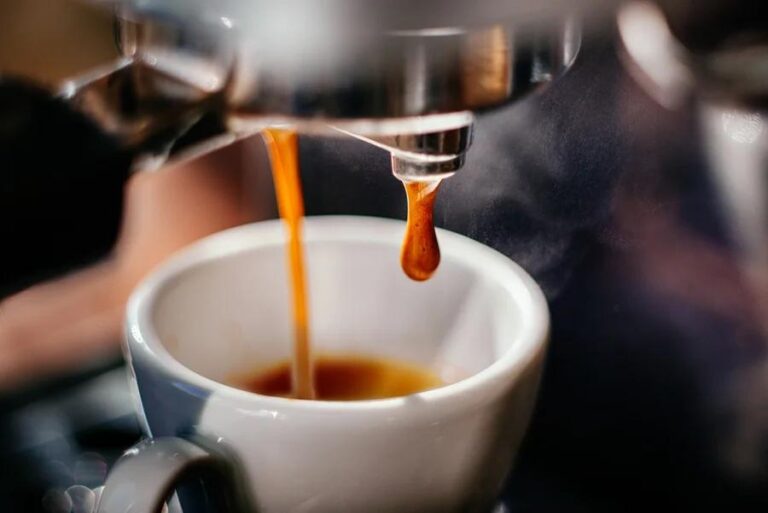 O Café e Seus Benefícios: Como a Bebida Influencia a Saúde Cerebral e Intestinal