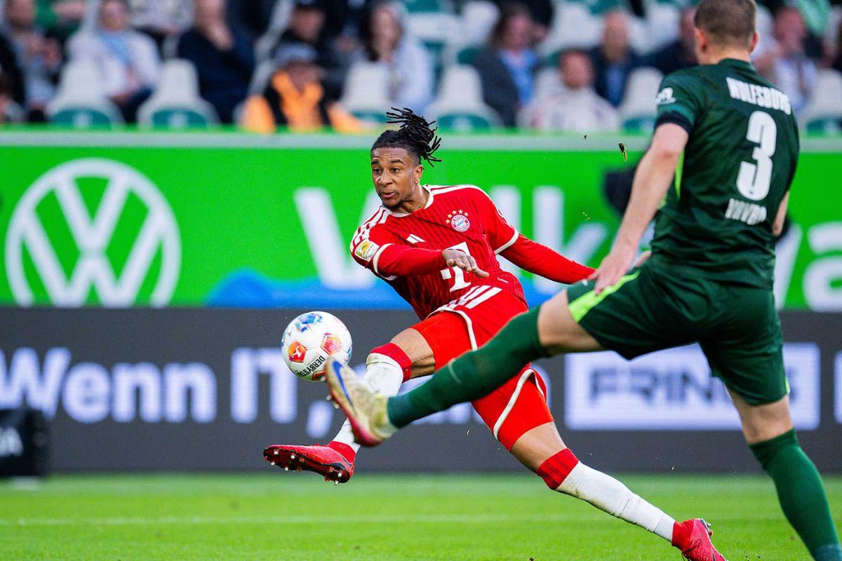Michael Olise no arremate que originou o gol da vitória do Bayern de Munique sobre o Wolfsburg