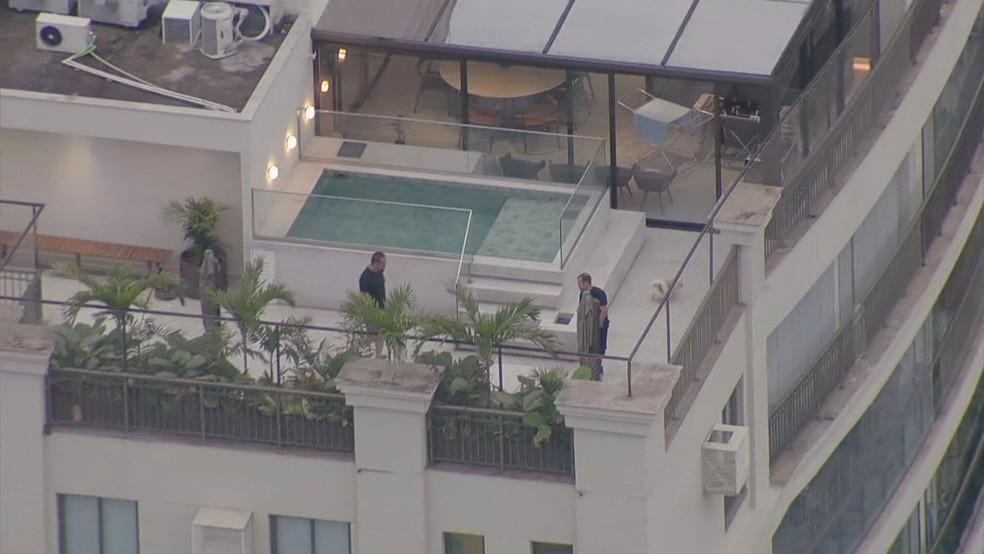 Cláudio Castro em cobertura na Barra da Tijuca. Ex-governador é alvo de buscas da Polícia Federal.