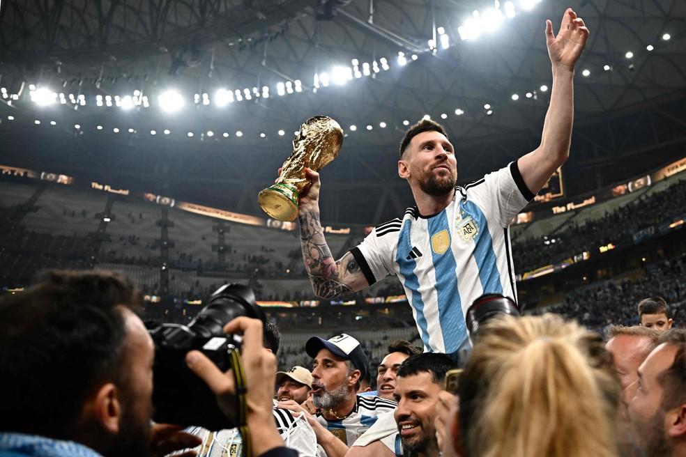 Messi segura taça da Copa do Mundo após vitória sobre a França no Catar
