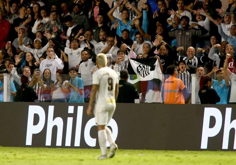 Gabigol brilha e depois é expulso em Santos x Vitória: uma partida de altos e baixos