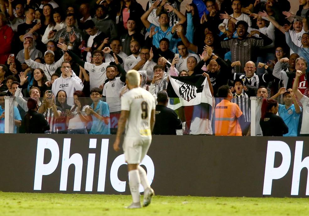 Gabigol deixa o campo após ser expulso em Santos x Vitória.