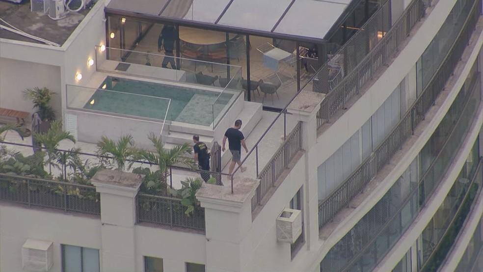 Ex-governador Cláudio Castro em cobertura na Barra da Tijuca. Ele é alvo de buscas da Polícia Federal.