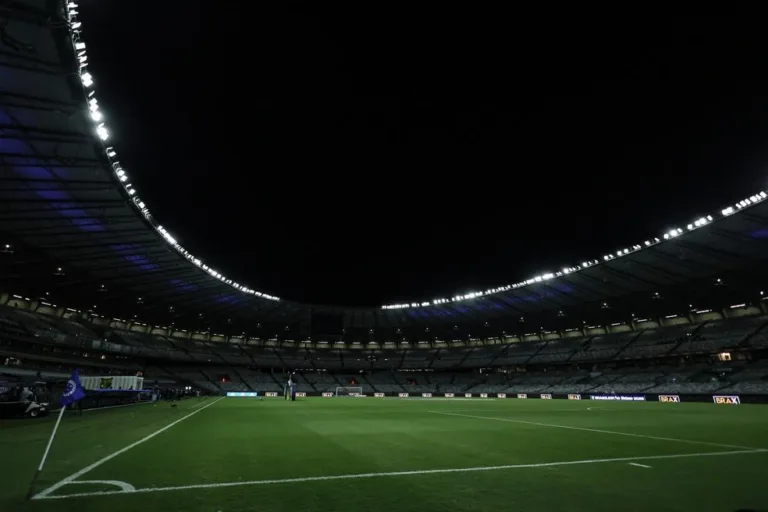Cruzeiro enfrenta Chapecoense em busca de recuperação no Brasileirão 2026