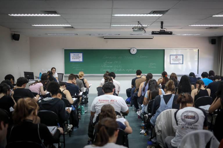 Estudantes em sala de aula durante prova