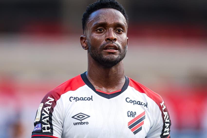 Kevin Viveros, jogador do Athletico-PR durante partida contra o Remo