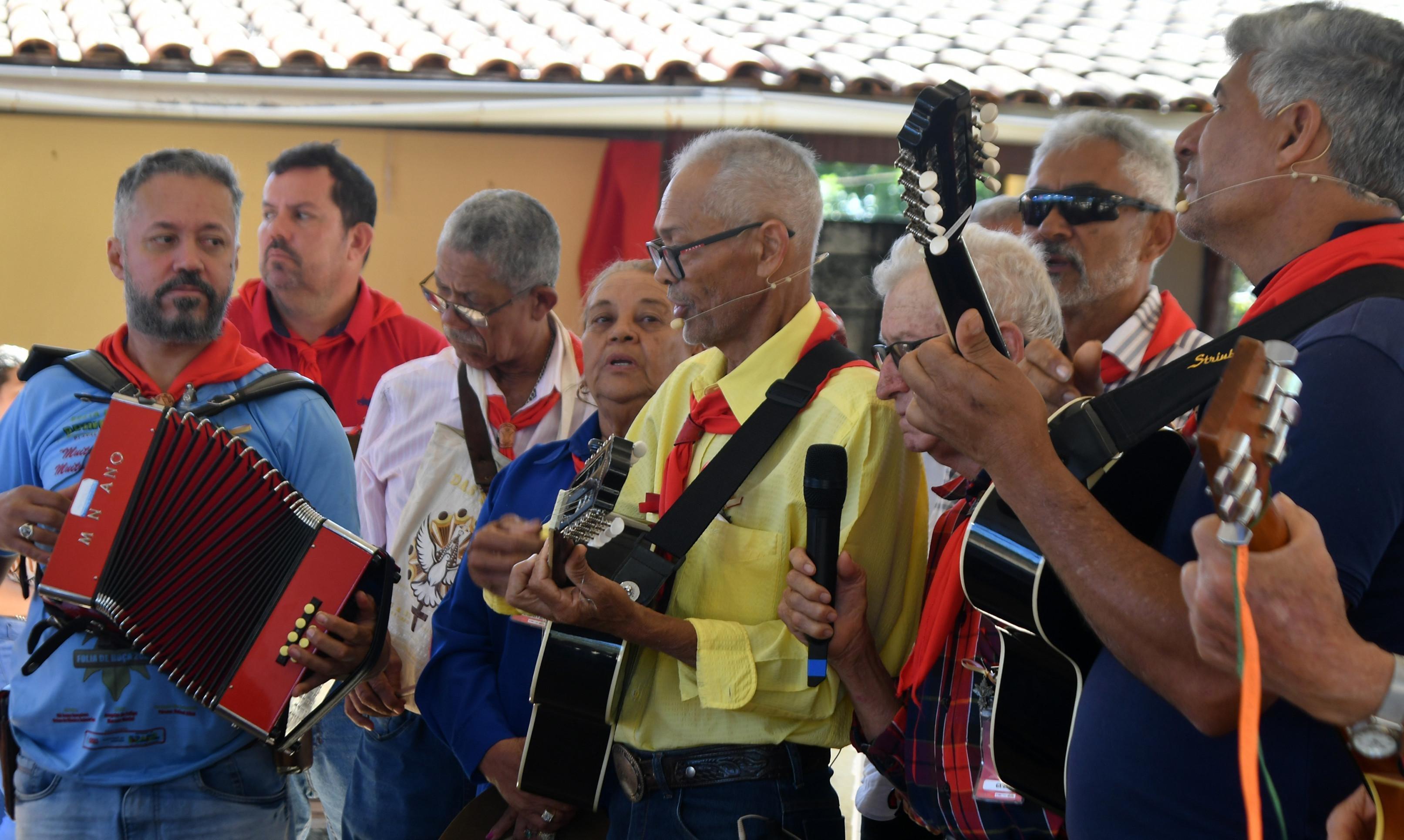 Famílias seguem de fazenda em fazenda ao som de violas, sanfona, percussão e cantorias.
