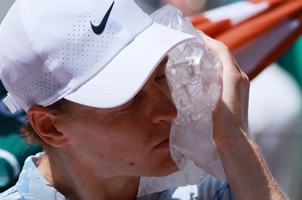 Jannik Sinner passa gelo no rosto para driblar o calor em Roland Garros