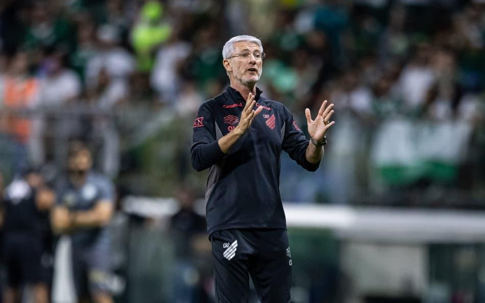Odair Hellmann gesticula na partida entre Palmeiras e Athletico-PR