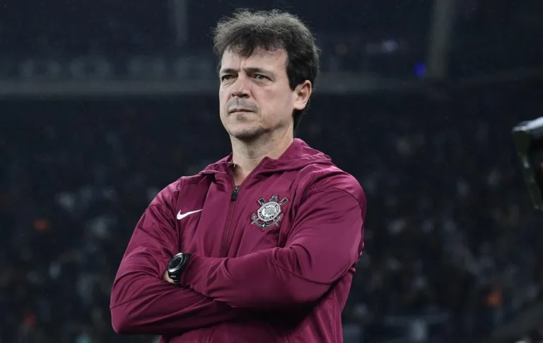 Fernando Diniz defende Hugo Souza após derrota do Corinthians na Libertadores