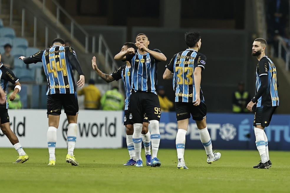 Carlos Vinicius conversa com jogadores do Grêmio durante partida com Torque