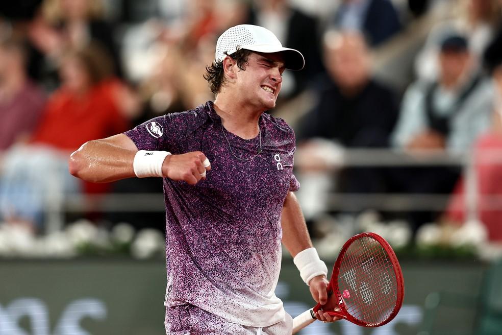 João Fonseca comemora ponto contra Casper Ruud, nas oitavas de Roland Garros