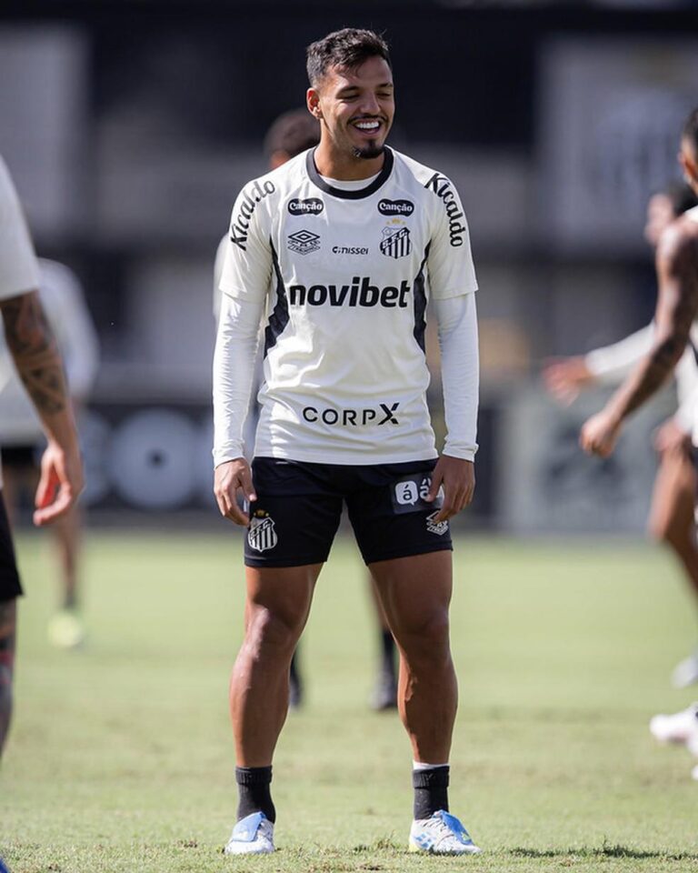 Desfalques no Santos: Cuca perde Gabriel Menino e João Schmidt antes do duelo contra o Coritiba