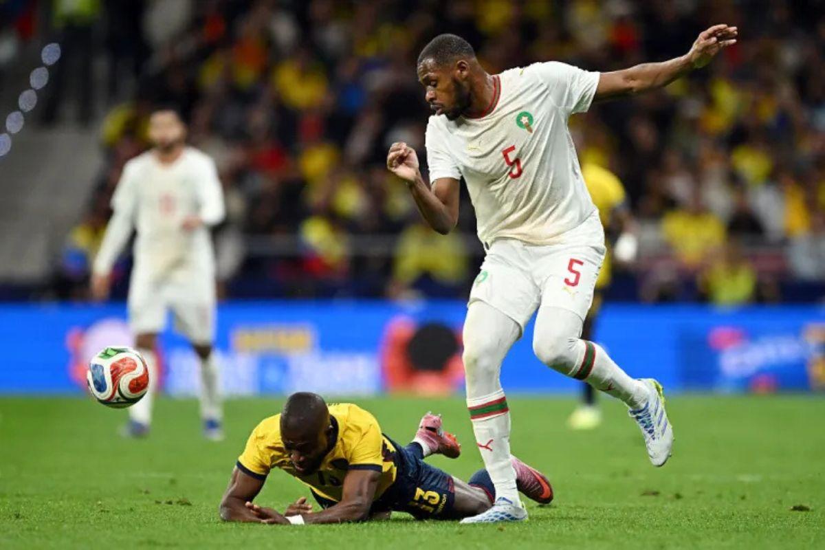 Enner Valencia e Issa Diop em ação durante amistoso