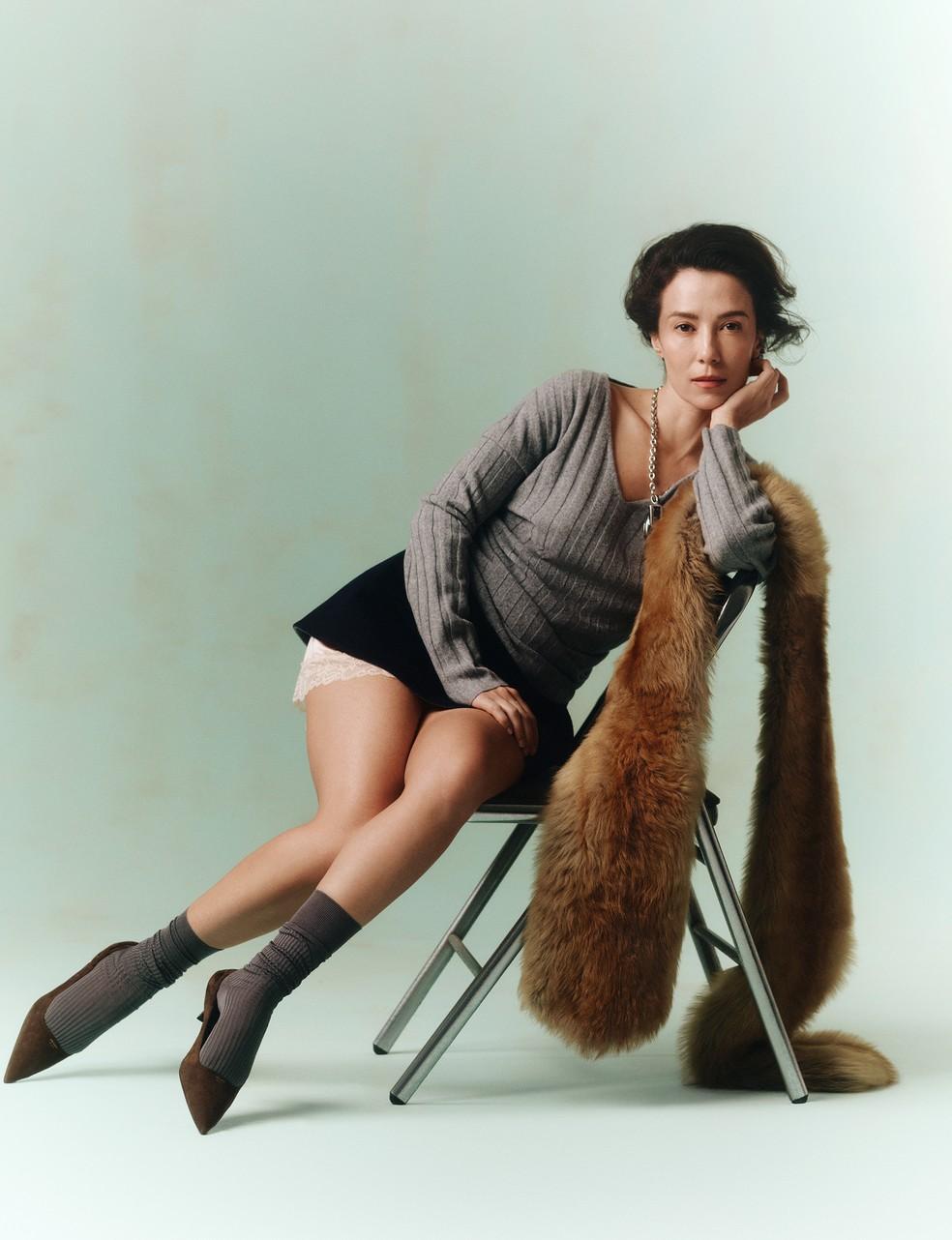 Marjorie Estiano veste tricô, minissaia, estola, meias e sapatos Miu Miu
