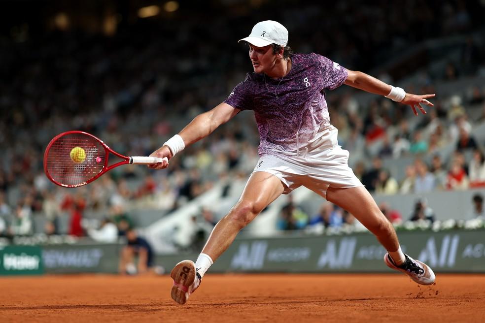 João Fonseca em ação contra Casper Ruud, em Roland Garros