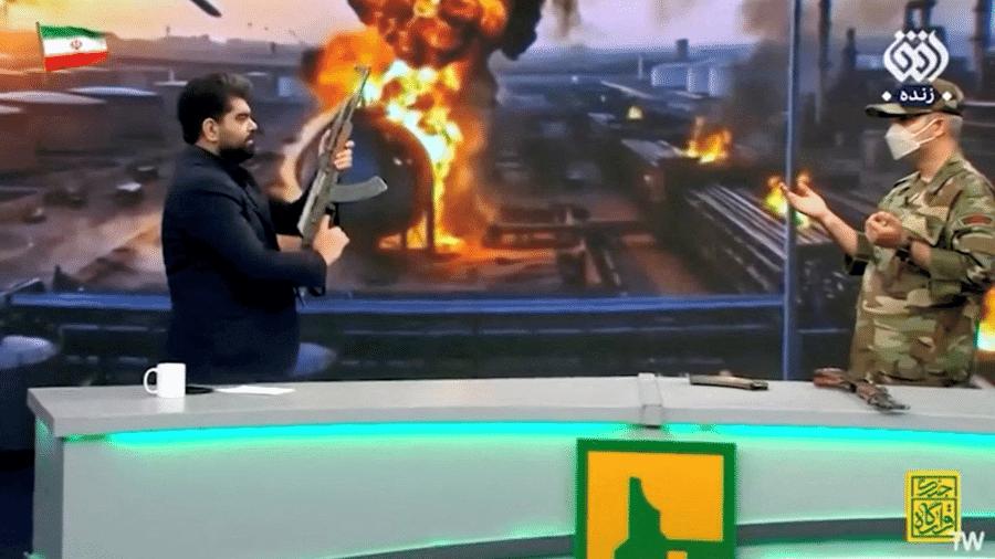 Apresentador do Irã dispara tiro de fuzil ao vivo na TV durante 'treinamento' do Exército.