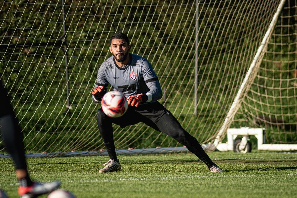 Lucas Arcanjo em treino do Vitória