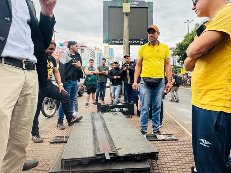 Telão derrubado na Rodovia PY02, a metros da aduana paraguaia da Ponte da Amizade