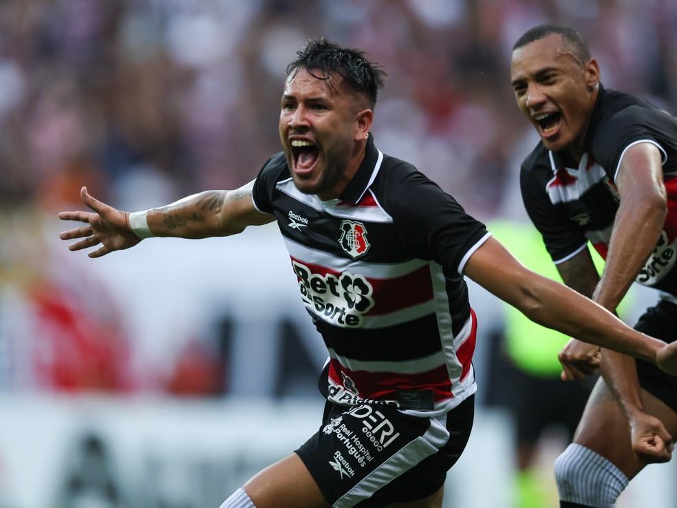 Pedro Favela comemora o gol