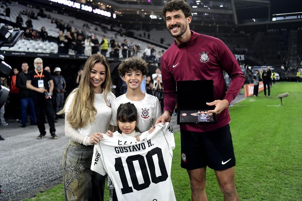 Gustavo Henrique com a família recebe homenagem pelos 100 jogos com a camisa do Corinthians