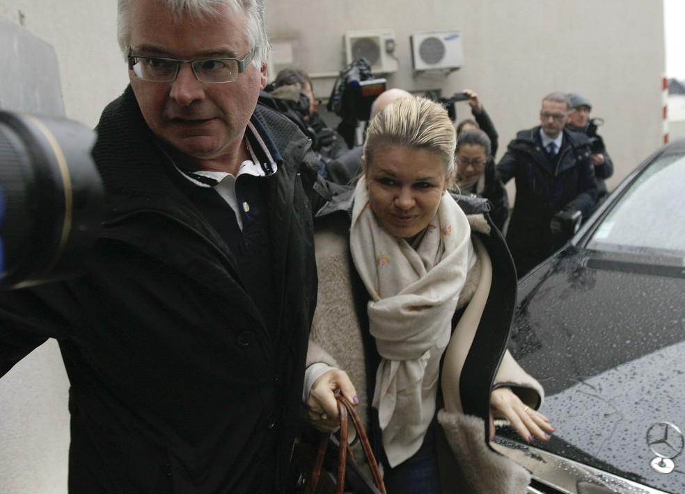 Corinna Schumacher tenta fugir das câmeras na chegada ao hospital onde Michael está internado