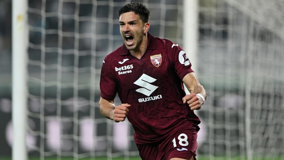 Giovanni Simeone do Torino FC celebra após marcar um gol