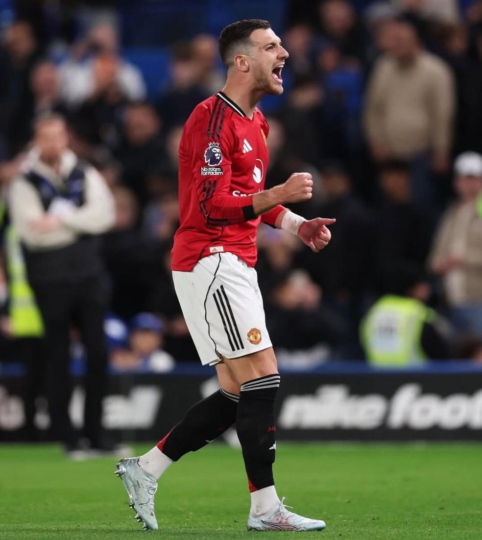 Diogo Dalot, lateral do Manchester United, no vestiário
