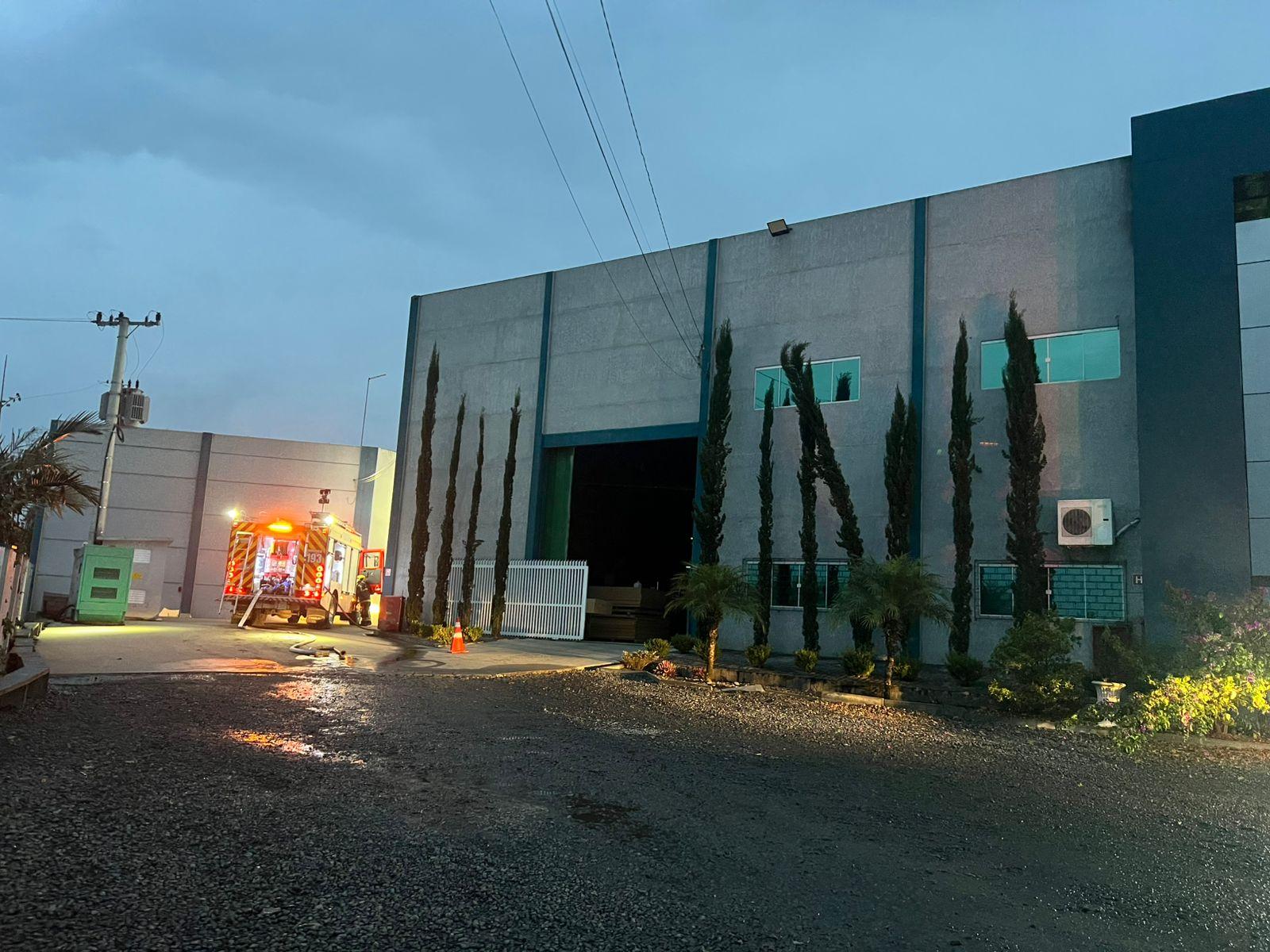 Incêndio atinge fábrica de móveis às margens da BR-470