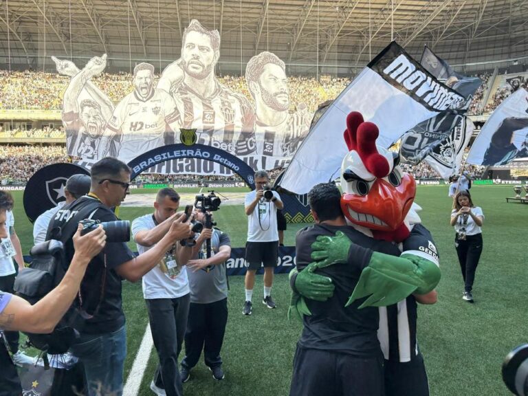Hulk é ovacionado em despedida emocionante da torcida do Atlético-MG