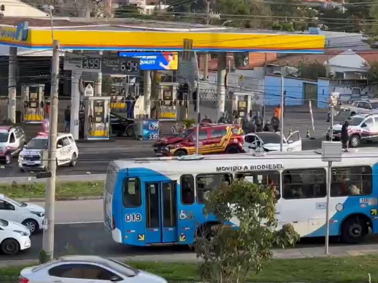 Acidente entre viatura do Corpo de Bombeiros e carro deixa feridos em Campinas